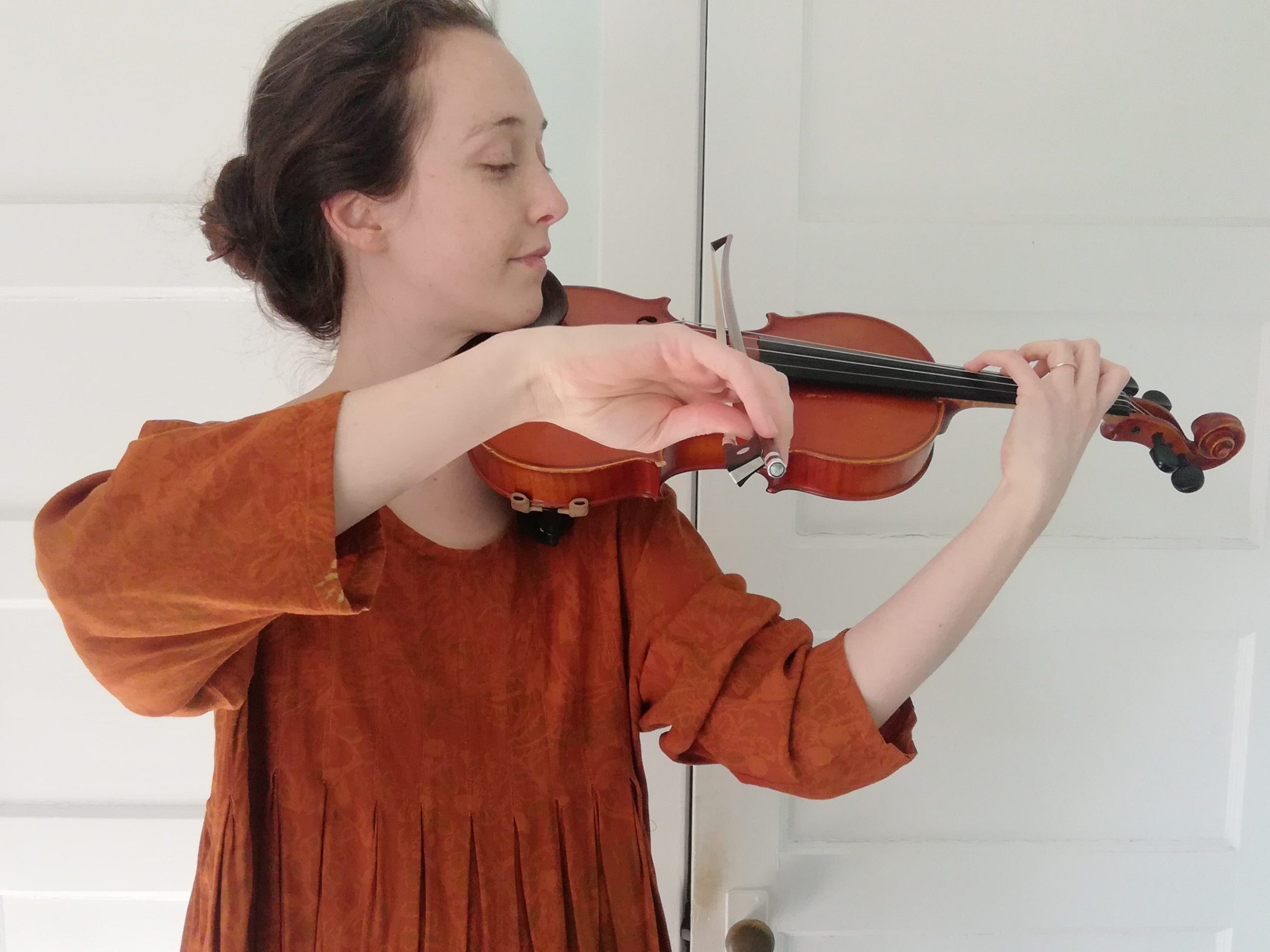 awkwardness and difficulty of violin posture, front angle