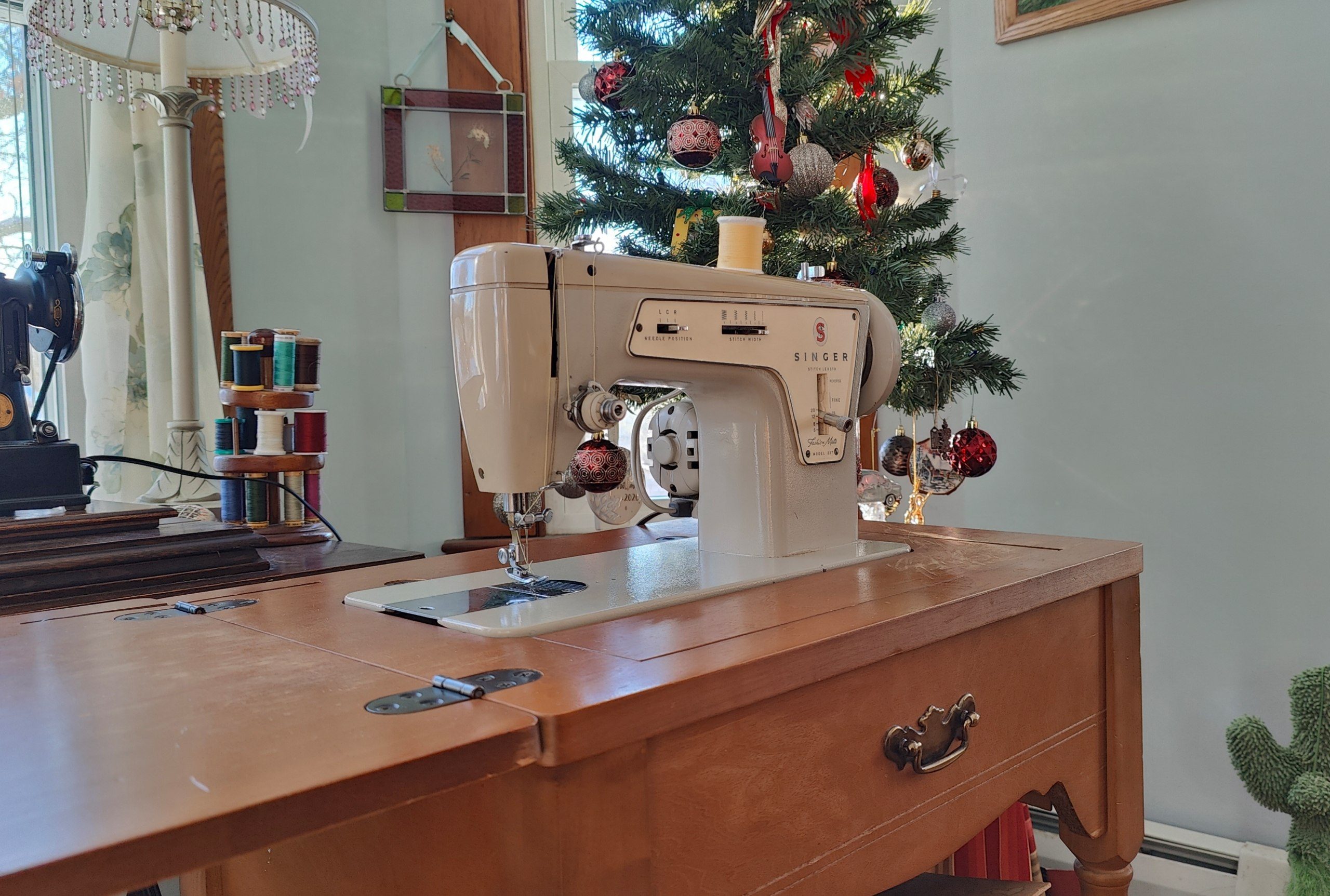 singer fashion mate 237 vintage sewing machine in table