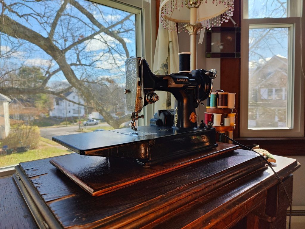 an example of why vintage items are better - my singer featherweight, made in 1941 and still kicking