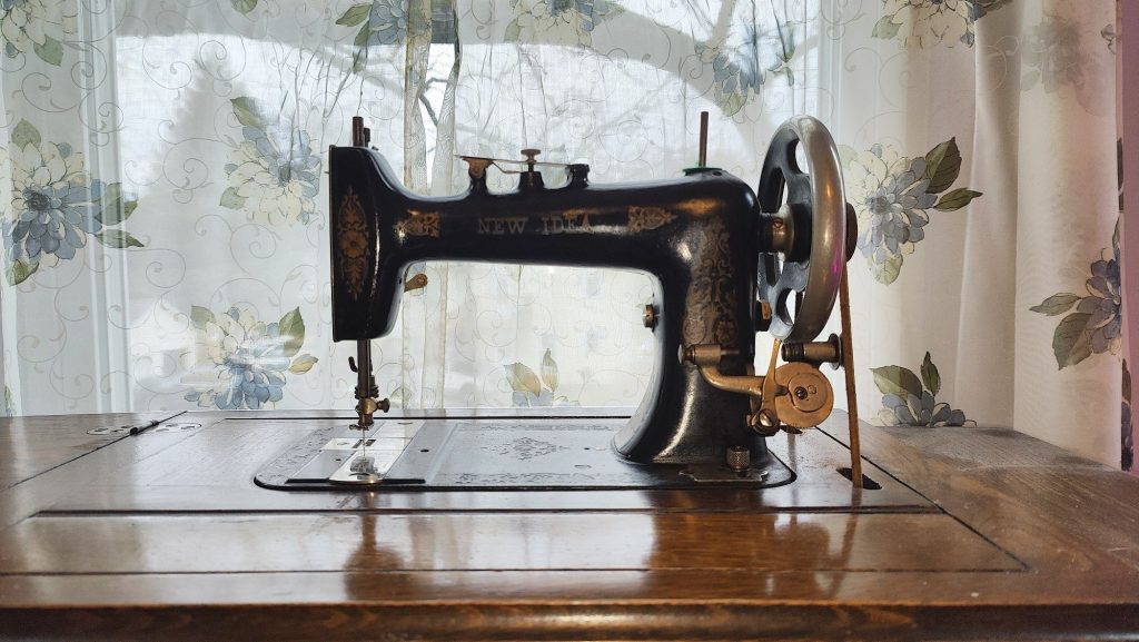 picture of antique sewing machine