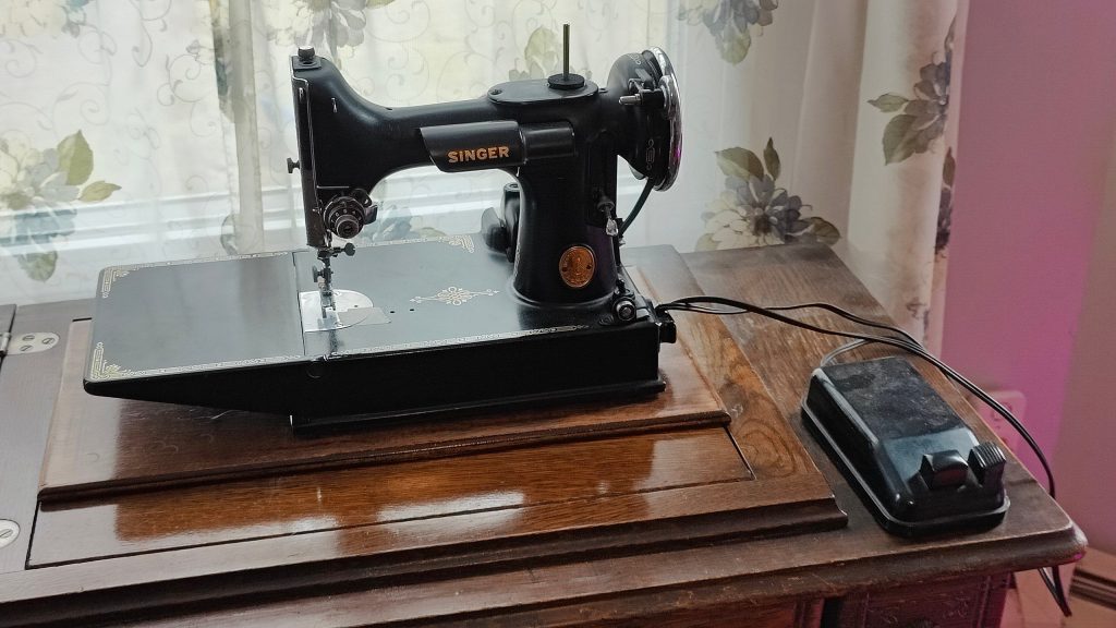 vintage sewing machine the singer featherweight